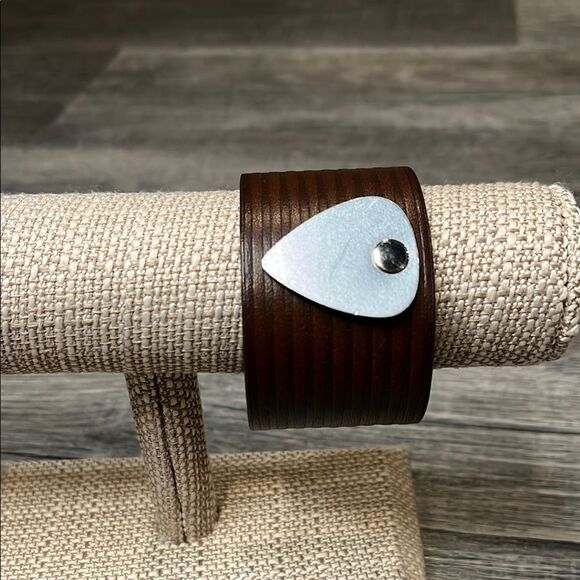 Nashville brown cuff with silver guitar pick - Picture 2 of 5